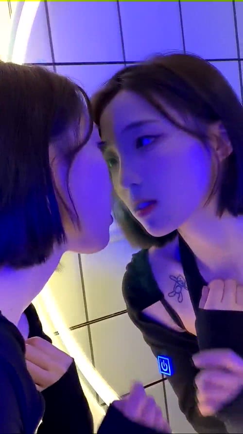 女
